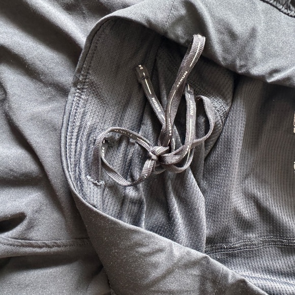 Under Armour UA Iso-Chill Kids M Black Athletic Shorts Inside Lining Running - Picture 9 of 12